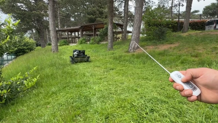 Çiftçiler için uzaktan kumandalı tırpan makinesi