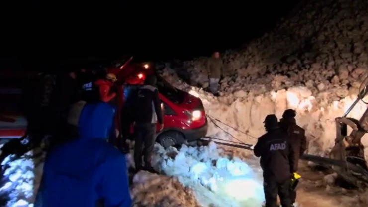 Çığ nedeniyle 15 kişi mahsur kaldı!