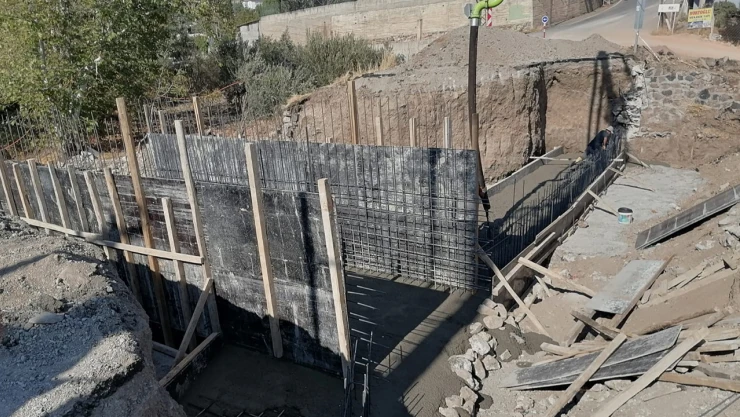 Çiğli'de yeni köprü hızla yükseliyor