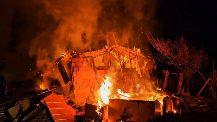 Çıkan ev yangınında 7 kişi zehirlendi