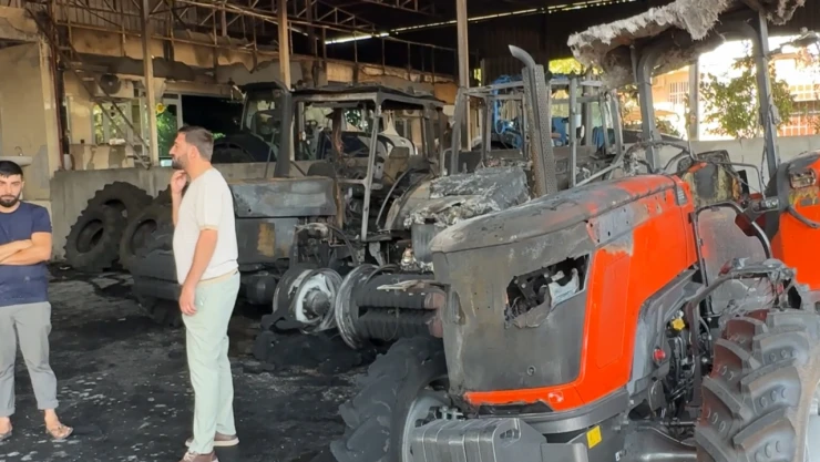Çıkan yangında 3 iş yeri ve çok sayıda traktör zarar gördü