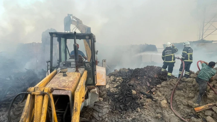 Çıkan yangında ev, araç, ahır zarar gördü, 3 buzağı telef oldu