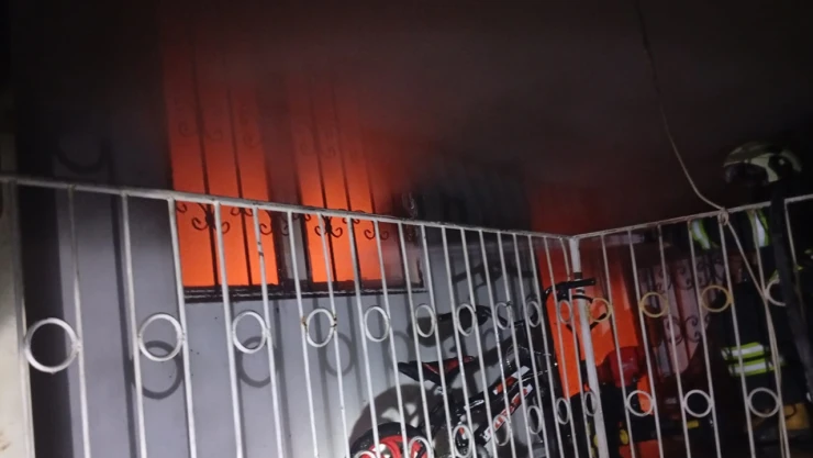 Çıkan yangında müstakil ev kullanılmaz hale geldi