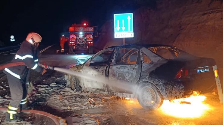 Çıkan yangında otomobil kullanılamaz hale geldi