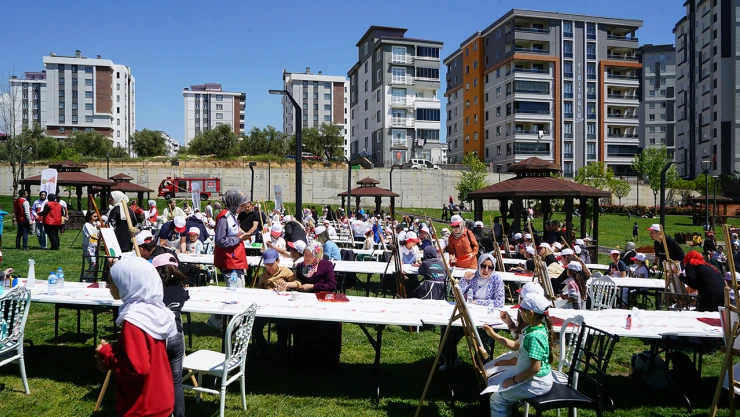 Çocuklar, anne babalarıyla tuval başına geçti, hayallerini sanata döktüler