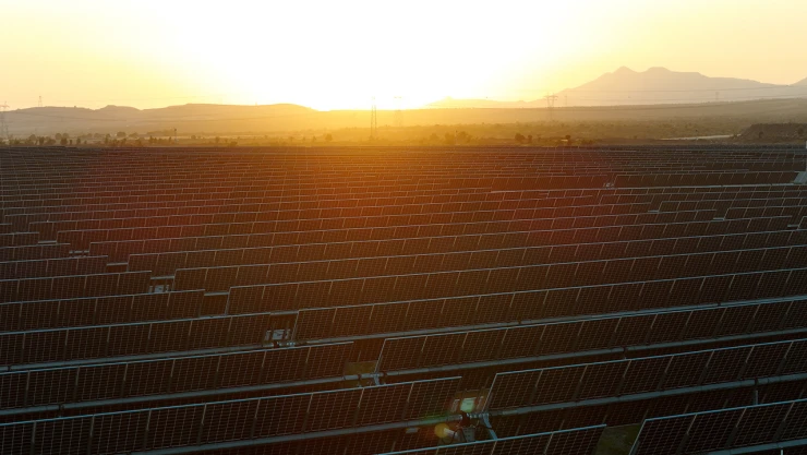 Çorak arazi güneş tarlasına dönüştü