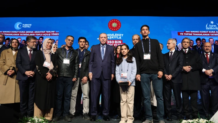 Cumhurbaşkanı Erdoğan, 350 bininci konutun anahtarını teslim etti