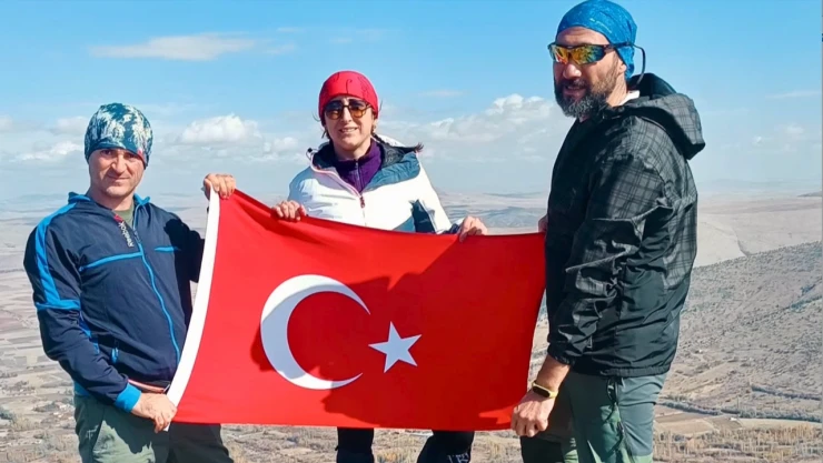Dağcılar, Cumhuriyet'in 102. yılını 1823 metre yükseklikte kutladı