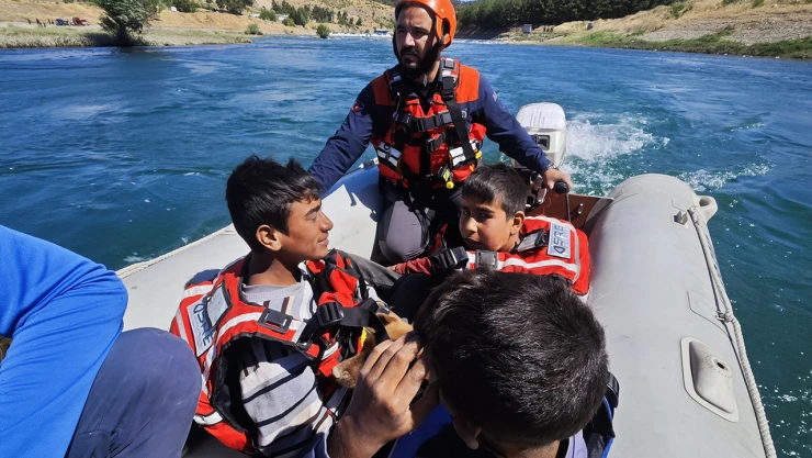 Debisi yükselen nehirde mahsur çocukları AFAD ekibi kurtardı