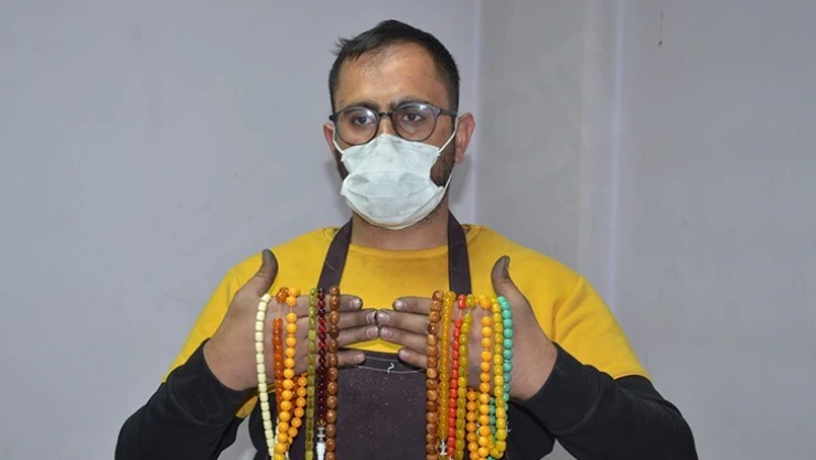 Dedesinin koleksiyonundan etkilenip tespih ustası oldu