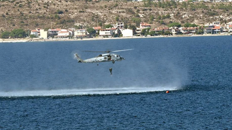 Deniz kuvvetlerine ait helikopter acil iniş yaptı