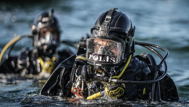 Deniz polisi su altında göreve hazır