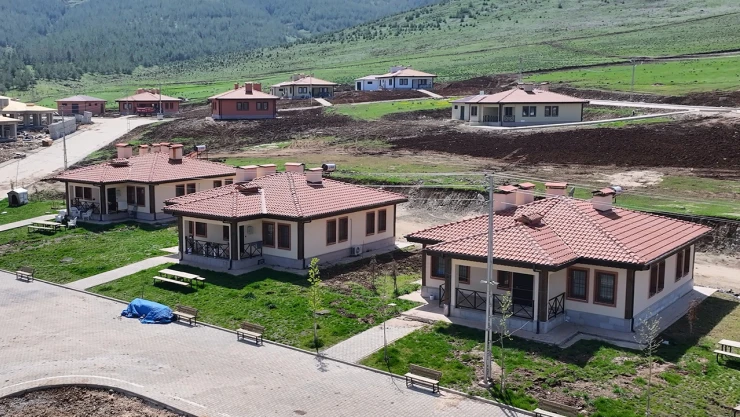 Deprem bölgesinde kalıcı konutların teslimi sürüyor