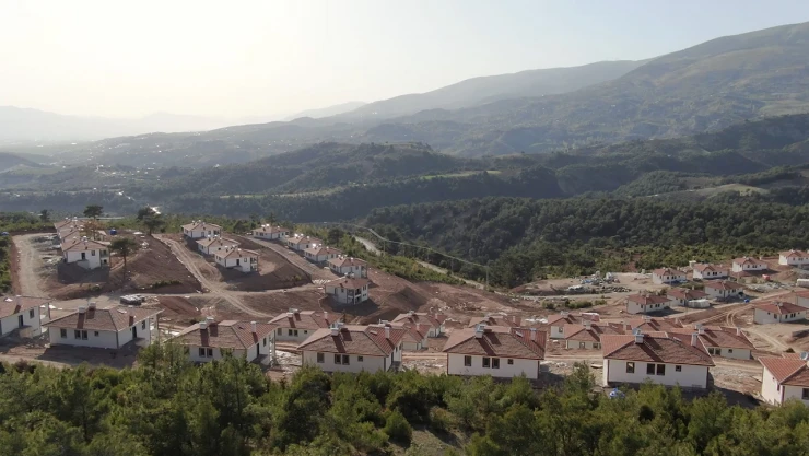Deprem bölgesinin iki katlı köy evleri tamamlandı