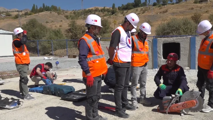 Deprem kuşağındaki Hakkari'de gönüllüler eğitimlerle olası afetlere hazırlanıyor