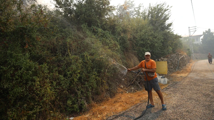 Deprem mağduru çift, Alanya'daki yangını söndürmek için ekiplere yardım ediyor