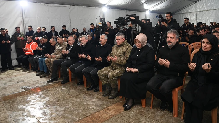 Deprem Şehitleri, asrın felaketinin yıl dönümünde dualarla yâd ediliyor