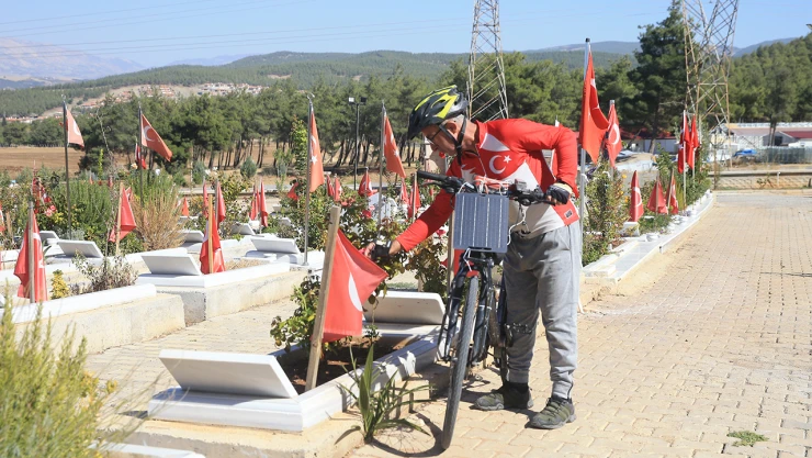 Deprem şehitleri için İzmir'den Kahramanmaraş'a pedal çevirdi