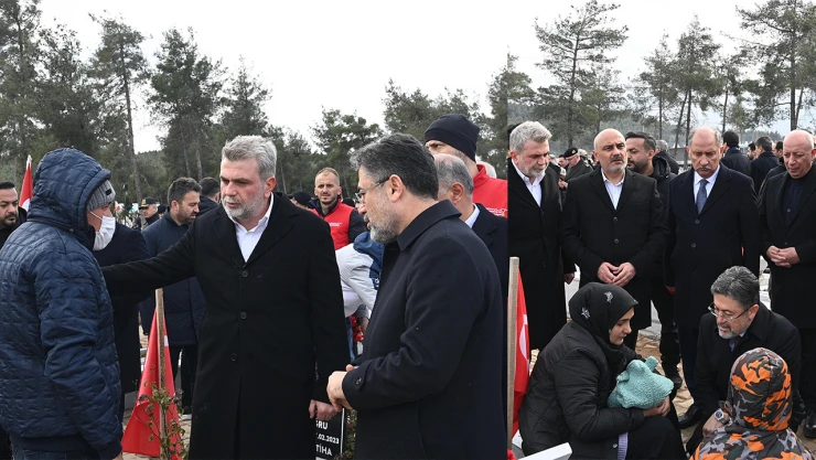 Deprem şehitleri, Kahramanmaraş'ta kabirleri başında dualarla yâd edildi