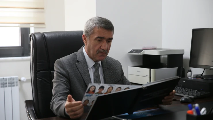 Depremde 6 öğretmen ve 250 öğrencisini kaybeden okulda buruk karşılama