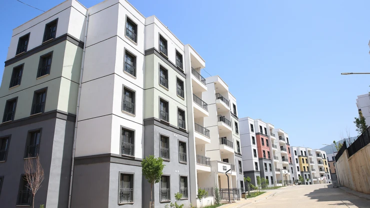 Depremde evini kaybedenler bayramda yeni yuvalarında girdi