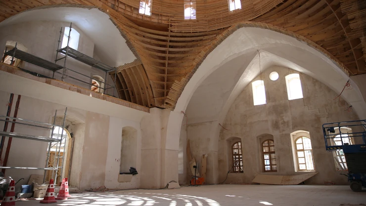 Depremde hasar alan camide restorasyon çalışmaları sürüyor