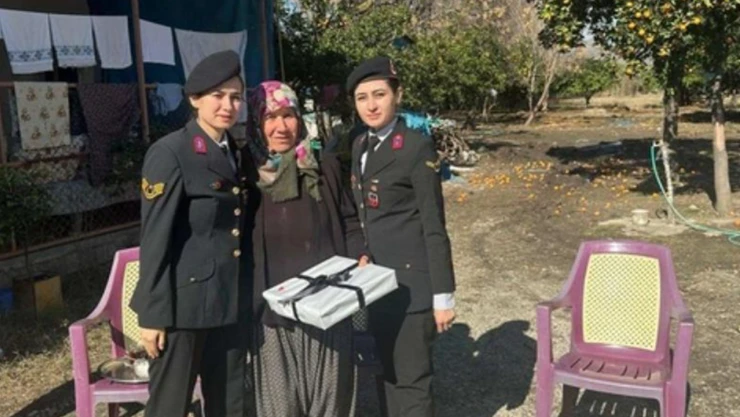 Depremde hayatını kaybeden askerlerin aileleri unutulmadı