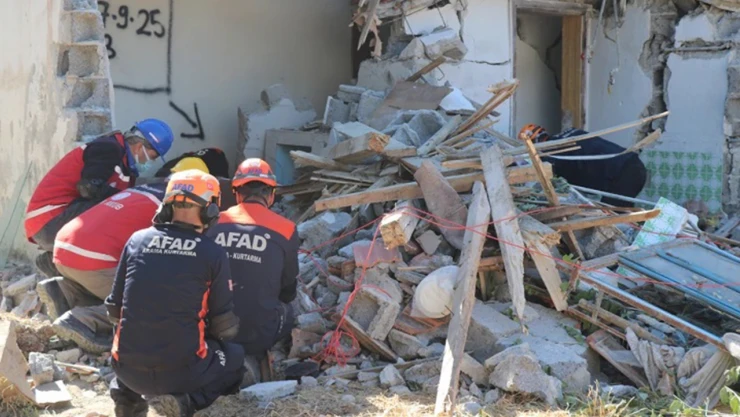 Depremlerde 49 kişinin öldüğü apartmana ilişkin davada karar çıktı