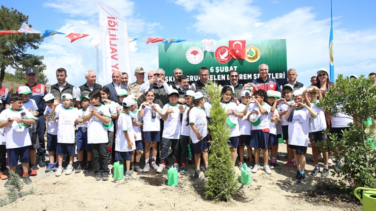 Depremlerde hayatını kaybedenlerin anısına fidan dikildi