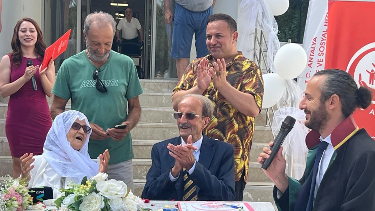 Depremzede çift, evliliklerinin 70'inci yılında huzurevinde nikah tazeledi
