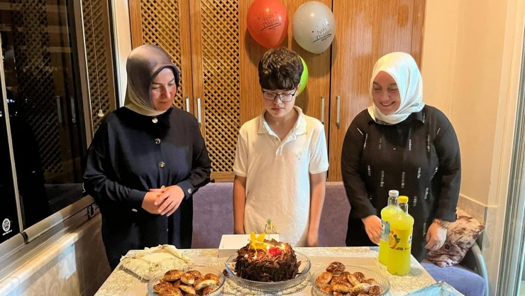 Depremzede Enes'e sürpriz doğum günü