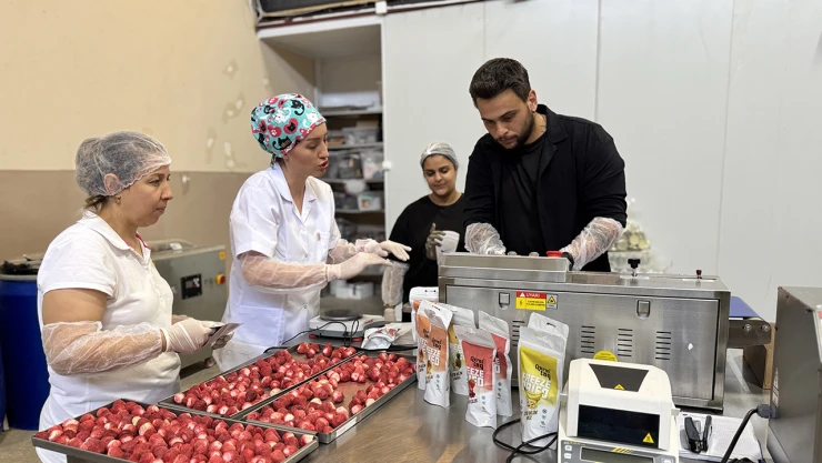 Depremzede kadın girişimci kuruttuğu meyve ve sebzelerle ihracata açıldı