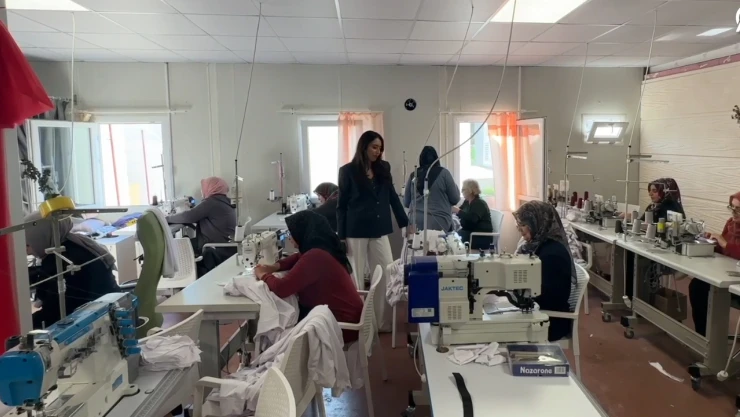 Depremzede kadınlar, futbolcular için forma dikiyor