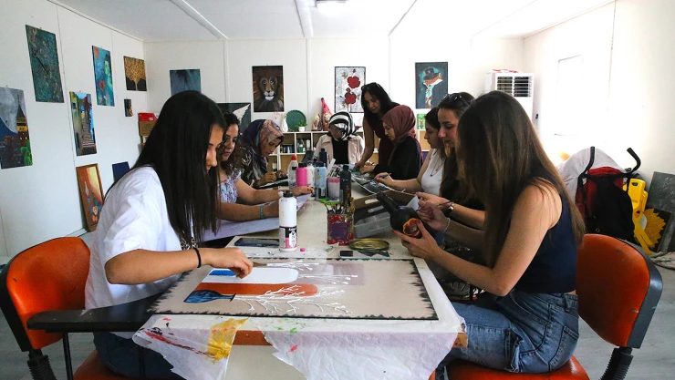 Depremzede kadınlar konteyner kente kurulan atölyede el sanatlarıyla tanışıyor