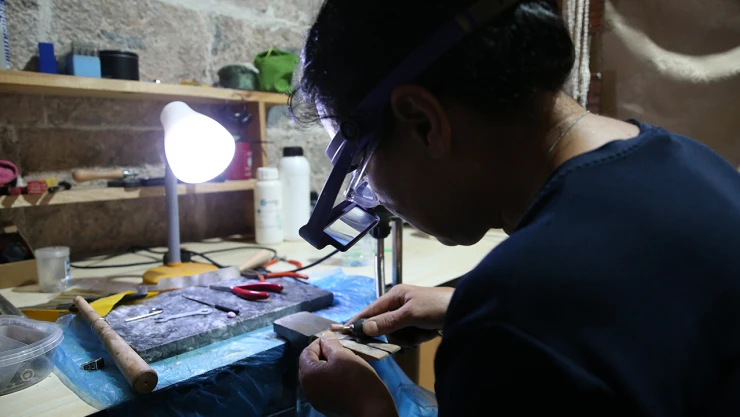 Depremzede zanaatkar tarihi külliyede mesleğini sürdürüyor