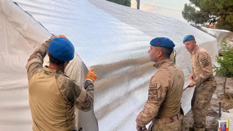 Depremzedelere jandarma desteği