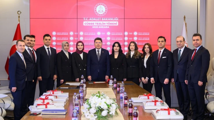 Dereceye giren hakim ve savcı adayları cübbelerini teslim aldı