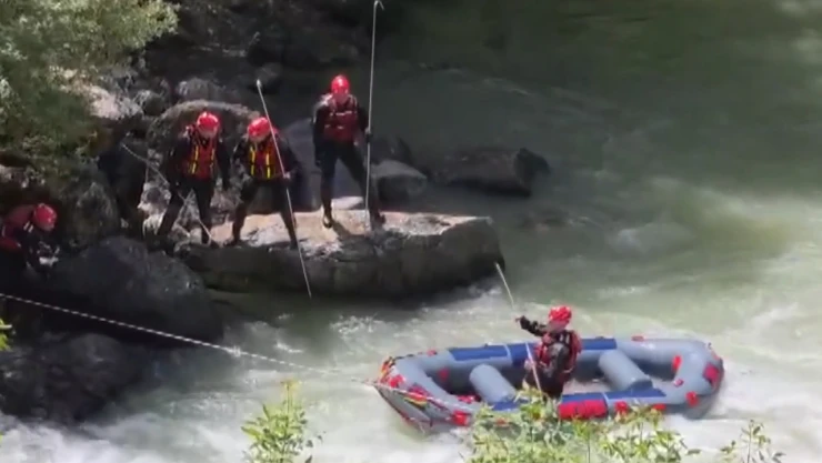 Derede kaybolan genci arama çalışmaları sürüyor