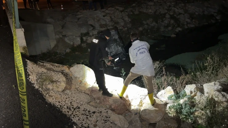 Dereye devrilen otomobildeki 1 kişi öldü, 1 kişi yaralandı