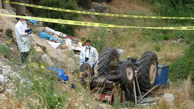Dereye devrilen traktörün sürücüsü öldü