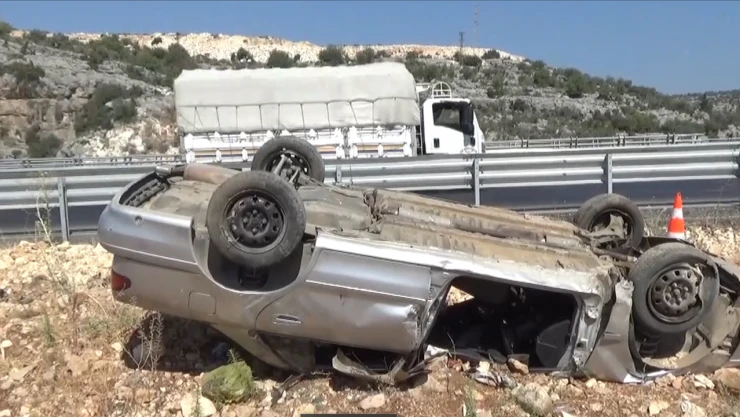 Devrilen otomobildeki 1 kişi öldü, 1 kişi ağır yaralandı