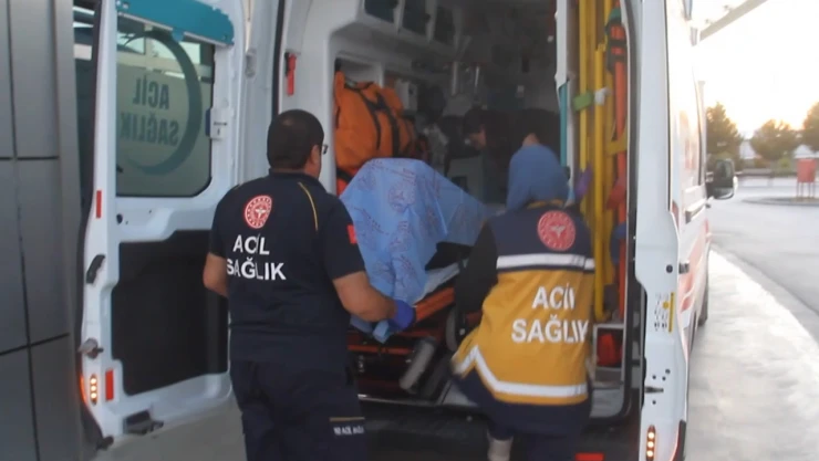 Devrilen otomobildeki 3 kişi öldü, 3 kişi yaralandı