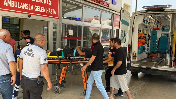 Devrilen traktördeki 2 kişi yaralandı