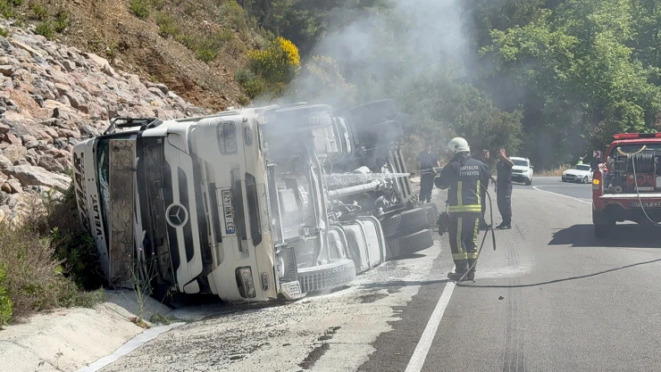 Devrilen zift yüklü tırın sürücüsü ağır yaralandı