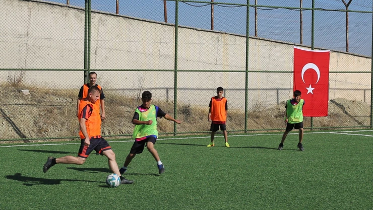 Diyarbakır'da öğrenciler her hafta jandarma ile futbol maçı yapıyor