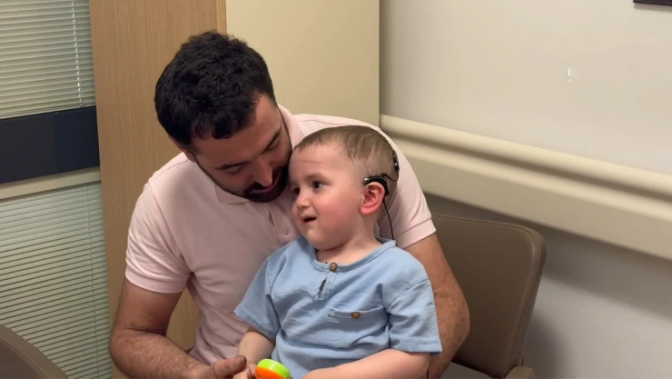 Doğuştan işitme engelli çocuk ilk kez duymaya başlayınca ağladı