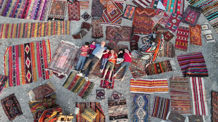 Dokuma halı ve kilimlerden oluşan koleksiyonunu evinin çatısında sergiliyor