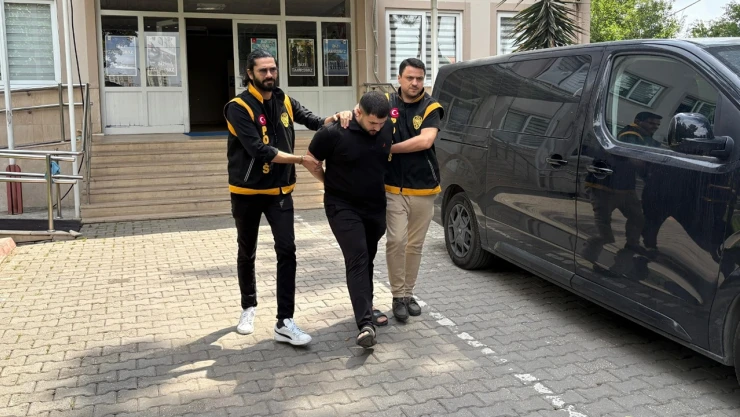 Dolmuştan açılan ateş kıraathanede oturan kişiye isabet etti