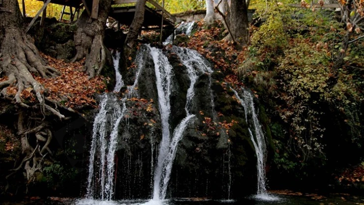 Döngel Şelalesi son bahar renkleriyle büyülüyor