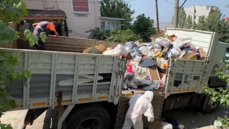 Dubleks daireden kamyonlar dolusu çöp çıkarıldı